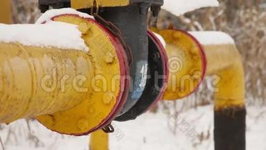 雪中黄色煤气管道<strong>冬季</strong>煤气供<strong>暖</strong>